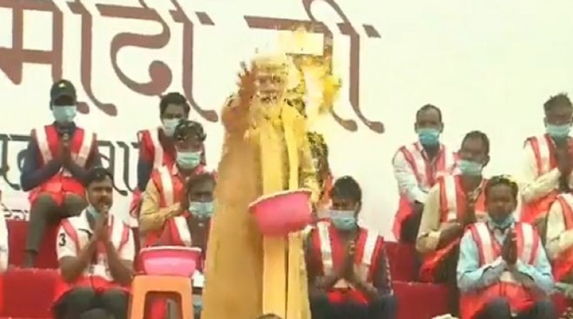 PM Modi showers flowers on workers, video goes viral