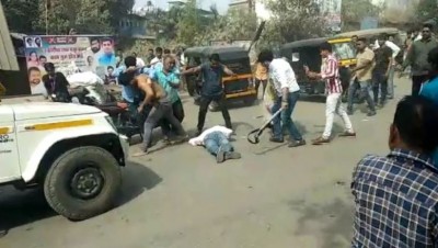 VIDEO: Shinde faction officials and activists clash on the middle of the road