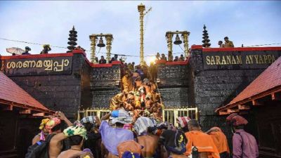 सबरीमाला मंदिर पर सुप्रीम कोर्ट का बड़ा बयान, महिलाओं की याचिका पर आदेश देने से इंकार