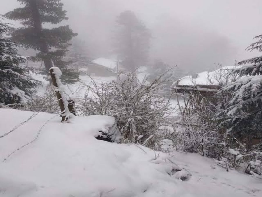 Heavy snowfall in Uttarakhand; roads blocked