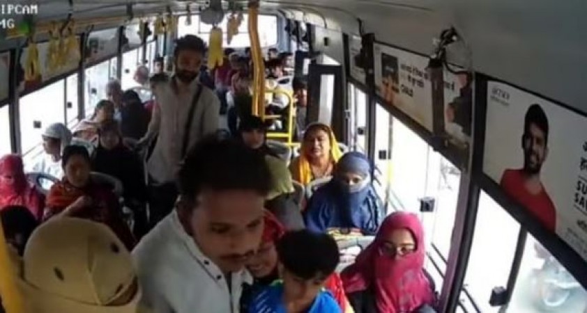 'रामपुरी डालूं क्या पेट में, किराया बक रिया है तू', सिटी बस में युवक ने लहराया चाकू