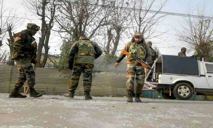 जम्मू कश्मीर: पुंछ एनकाउंटर में एक आतंकी ढेर, मुठभेड़ अब भी जारी