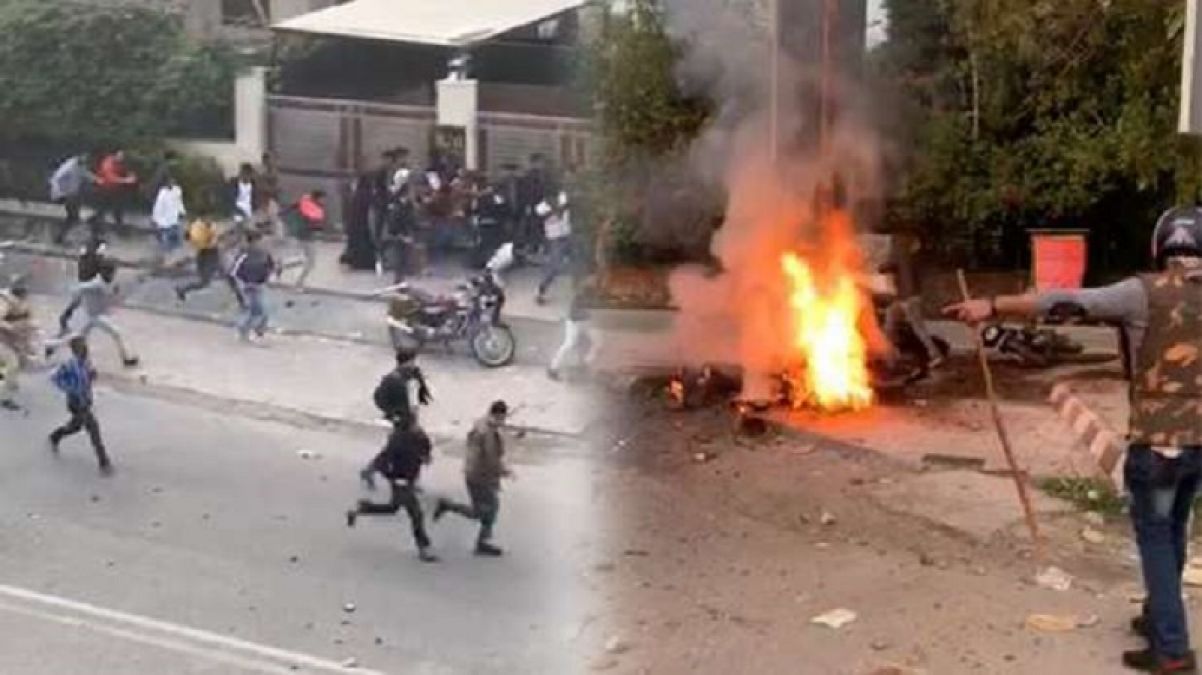 नागरिकता कानून: जामिया के छात्रों ने बसों में लगाई आग, पुलिस ने किया लाठी चार्ज