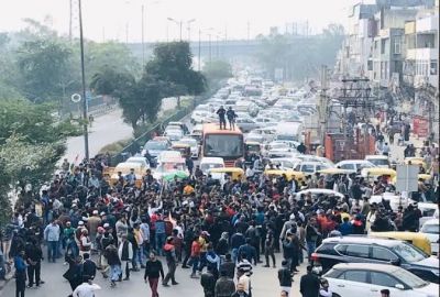 नागरिकता बिल के खिलाफ दिल्ली की सड़कों पर उतरे लोग, रोड पर लगा जाम