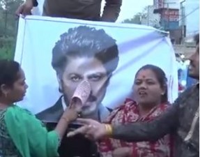 शाहरुख़ की फिल्म पठान का इंदौर में हुआ विरोध, लोगो ने जलाये पोस्टर, मारी चप्पलें