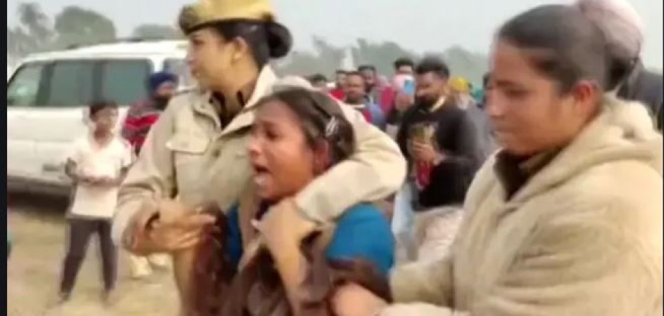 VIDEO: पंजाब पुलिस का बर्बर चेहरा, बेरोजगार शिक्षकों के मुंह में ठूंसा कपड़ा