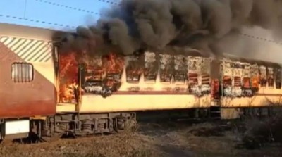 रेलवे स्टेशन पर खड़ी ट्रेन में अचानक लग गई आग, कई बोगियां जलकर हुई खाक