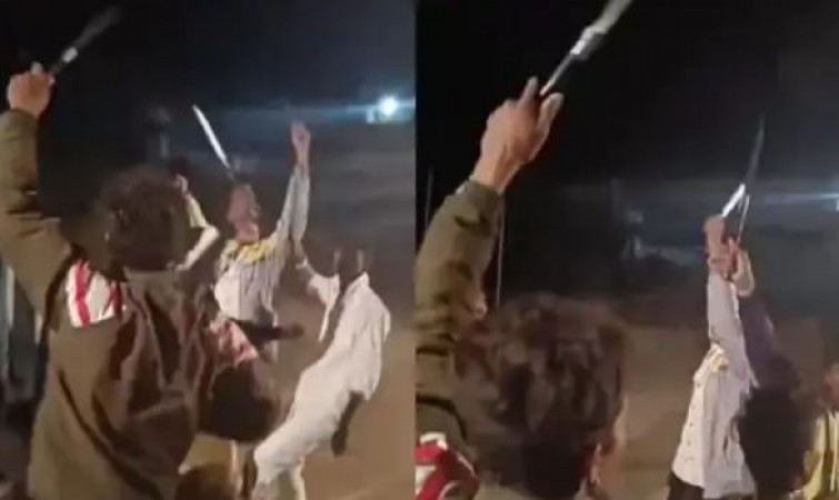 इंदौर में गुंडों ने सरेआम लहराए हथियार, गाने बजाकर किया डांस