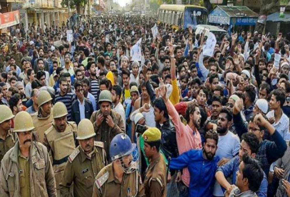 CAA Protests:  प्रदर्शन की चिंगारी पहुंची राजधानी लखनऊ, सोमवार को भी दिल्ली में प्रदर्शन जारी