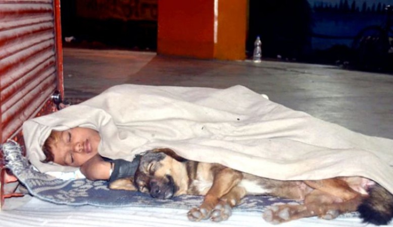 कुत्ते के साथ सड़क पर सोने को मजबूर मासूम, माँ छोड़कर जा चुकी, पिता जेल में कैद