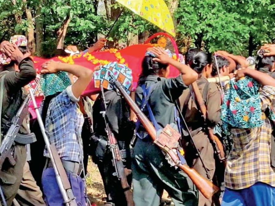 छत्तीसगढ़ में निकली नक्सली रमन्ना की शवयात्रा, बन्दूक टाँगे महिला नक्सालियों ने दिया कंधा
