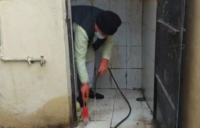Energy minister cleans school toilets in Gwalior, reprimands DM and DEO. video goes viral