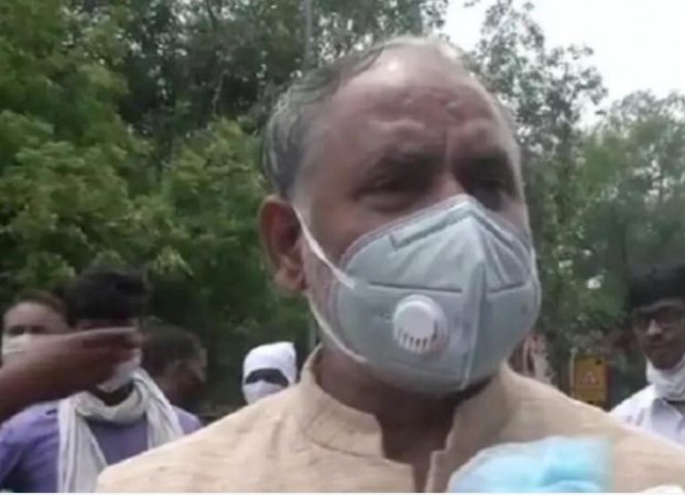 BJP Mayor Jai Prakash falls ill during protest against 'AAP'