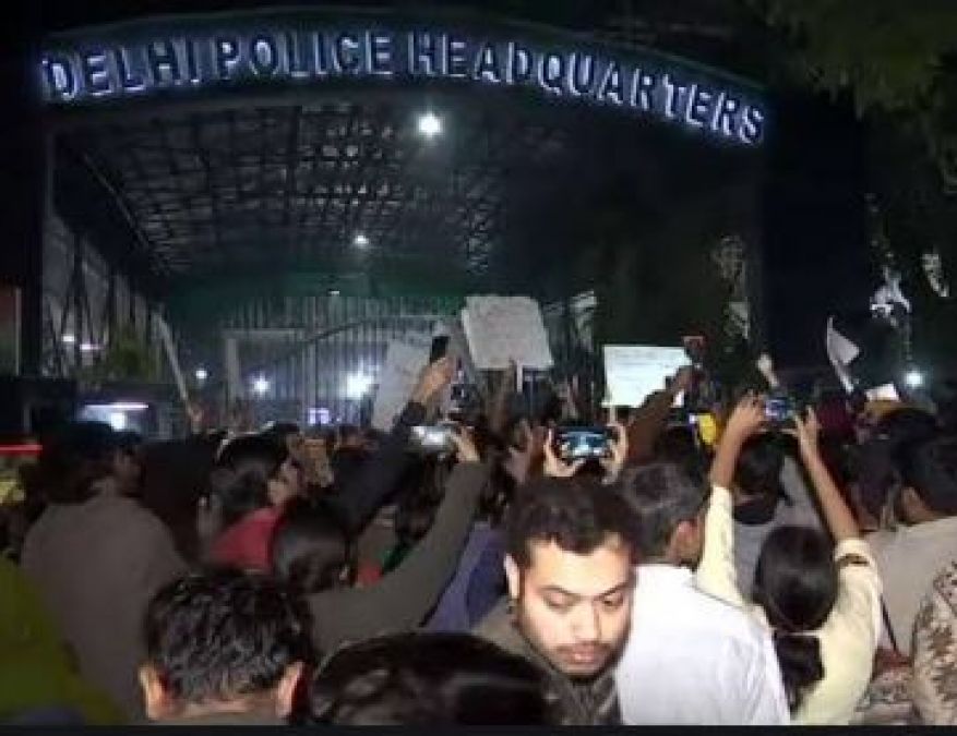 Demonstration continues outside police headquarters, metro stations open