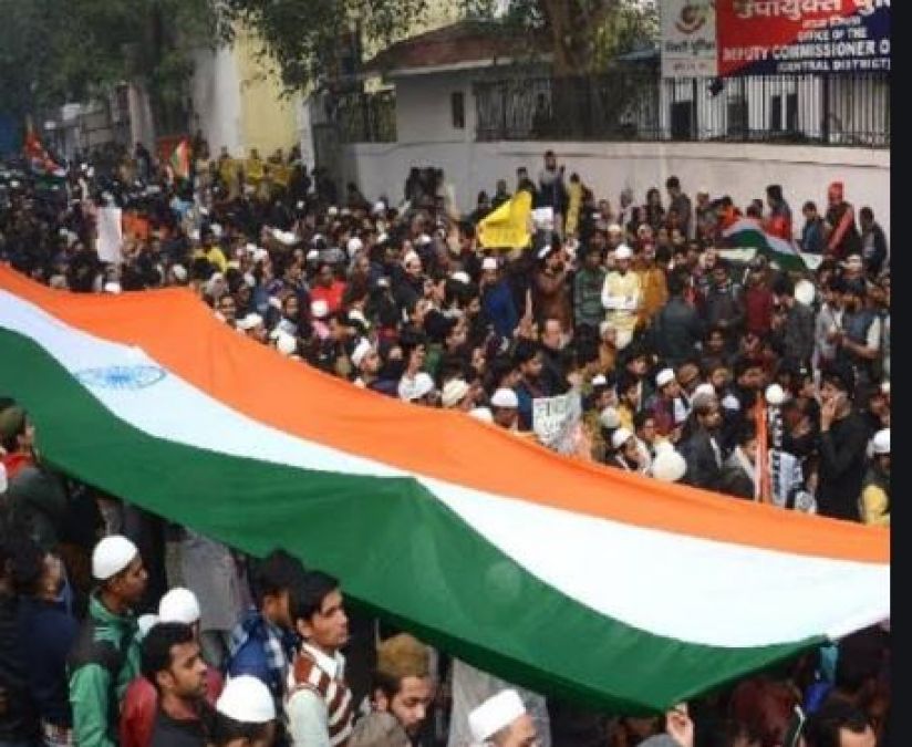 विरोध की आवाज़ हुई तेज, होठों पर हिंदुस्तान जिंदाबाद के नारे