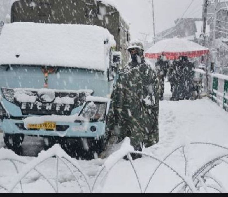 Snowfall in Jammu, 1500 vehicles stranded and 13 flights canceled