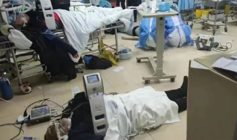 'जमीन पर पड़े मरीज, बेहोश होते डॉक्टर', यहाँ पर कोरोना ने मचाया तांडव, देंखे ये VIDEO