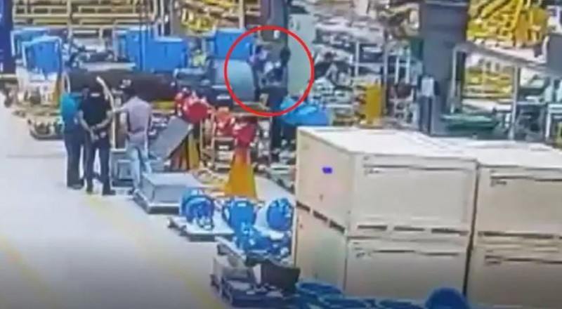 Suddenly the lid of machine fell on 3 laborers, you'll be shocked after watching VIDEO
