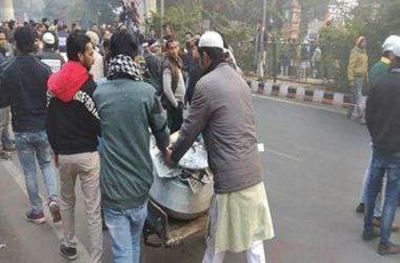CAA: People serving Biryani and arrange food to Jamia protestors