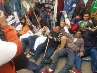 Bihar Bandh: RJD activists blockade on National Highway, arrested