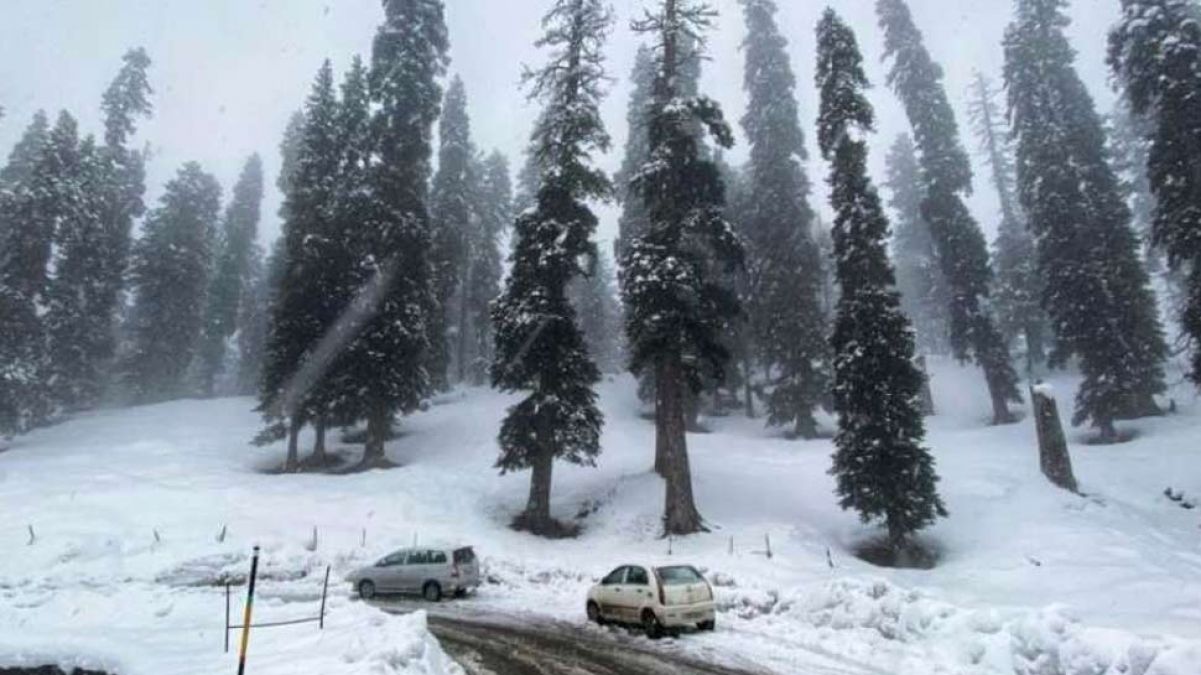 जम्मू कश्मीर में भारी बर्फबारी से गिरा तापमान, कई इलाकों में शून्य से नीचे गया पारा
