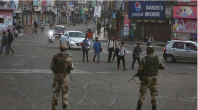 जम्मू कश्मीर: पुलिस पर आतंकियों ने की गोलीबारी, दो पुलिसकर्मी घायल