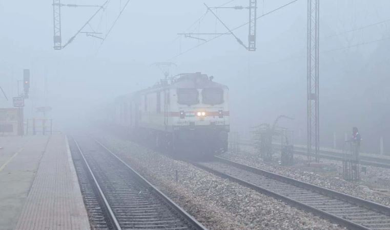 धीमी हुई ट्रेनों की रफ्तार! कोहरे के कारण रद्द हुई 48 ट्रेनें