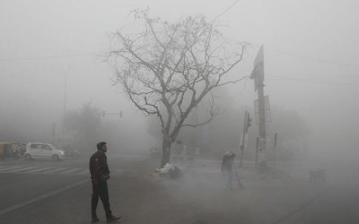 कोहरे की चादर में लिपटी दिल्ली, 5 डिग्री से भी नीचे पहुंचा तापमान