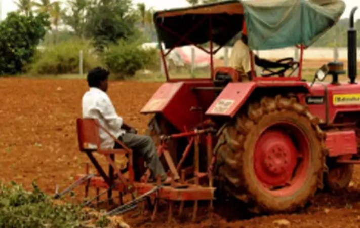 किसान ने 11 एकड़ में खड़ी आलू की फसल पर चलाया ट्रैक्टर, बताया ये कारण