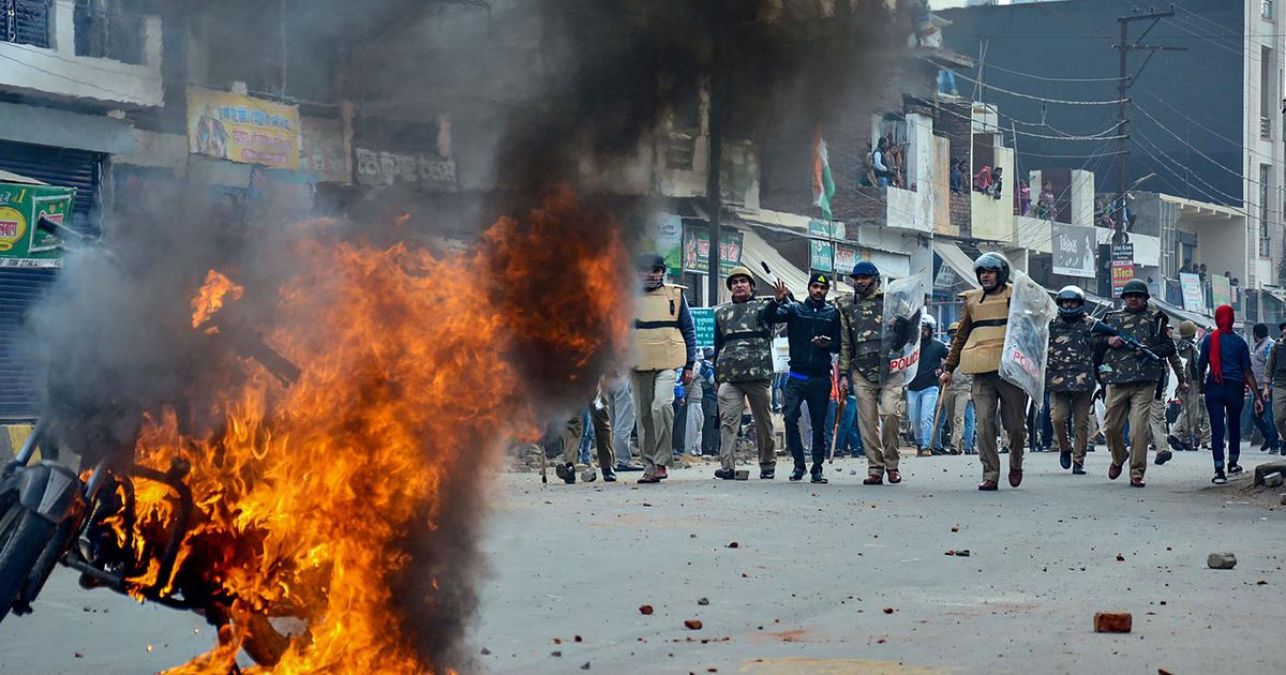 उपद्रवियों को पुलिस अधीक्षक की दो टूक, 'खाते यहाँ का हो और गाते कहीं और का....चले जाओ पाकिस्तान'