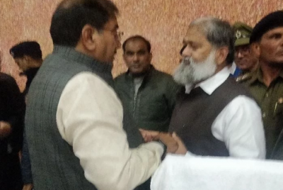 Home Minister Anil Vij calls Abhay Chautala on stage who was sitting in public, this happened after meeting...