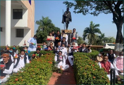 Madhya Pradesh: Congress MLAs to hold fast at Gandhi statue