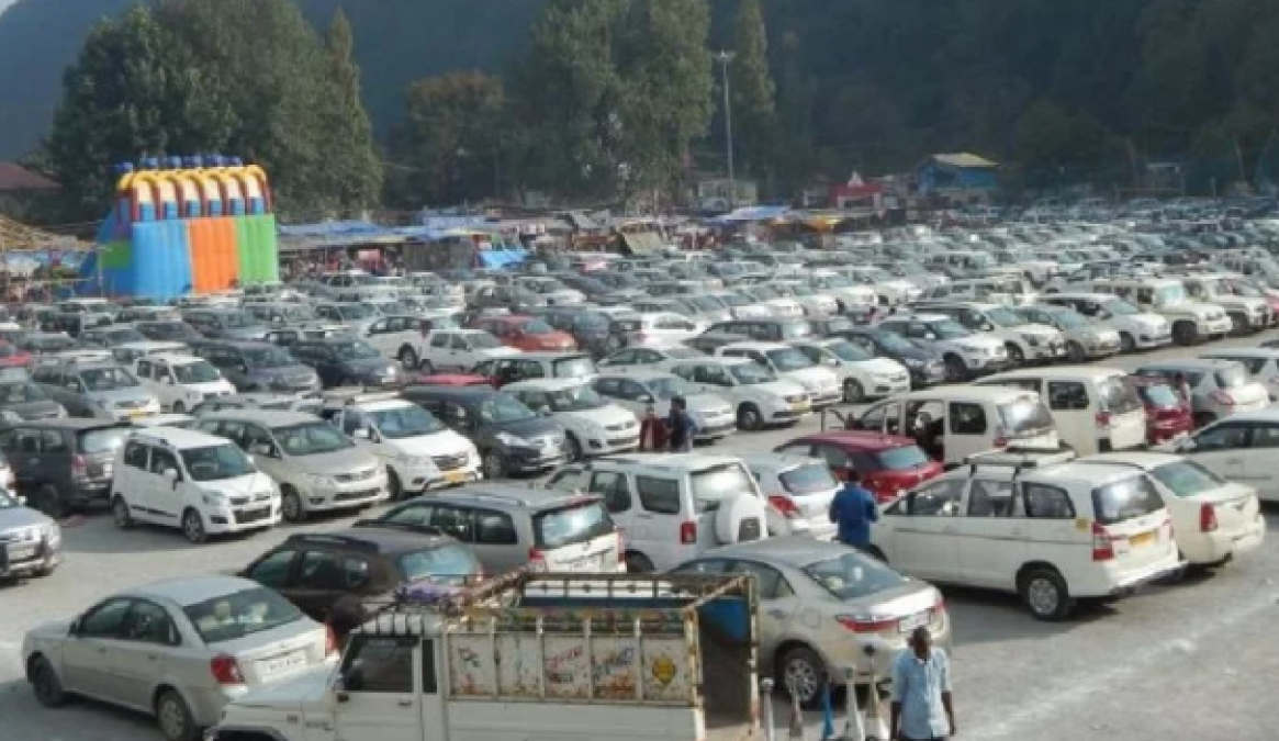 Nainital: A large number of tourists arrived, police engaged in parking arrangements