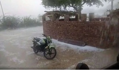 राजस्थान में बारिश और ठंड का डबल अटैक, रेतीली जमीन पर बिछ गई सफ़ेद चादर