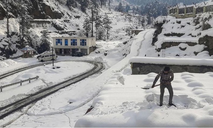 Heavy snowfall from Himachal to Kashmir, tourists stranded