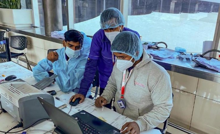 भारत में पांव पसारता कोरोना का नया स्ट्रेन, ब्रिटेन से लौटे 20 यात्री संक्रमित