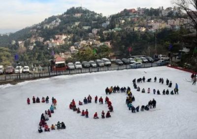 नए साल का जश्न मनाने बर्फ में पहुंचे सैलानी, ये हैं खास प्रबंध और होटल पैक