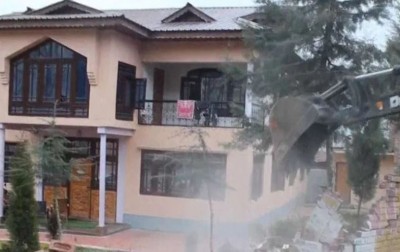 जम्मू कश्मीर में आतंकवाद पर बड़ा एक्शन, हिज्बुल आतंकी के घर पर चला बुलडोज़र