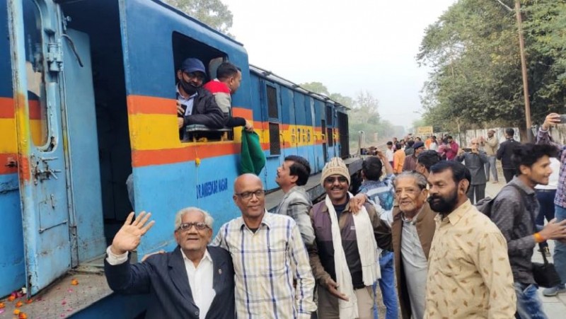 145-year-old train's journey over! People bid farewell with moist eyes