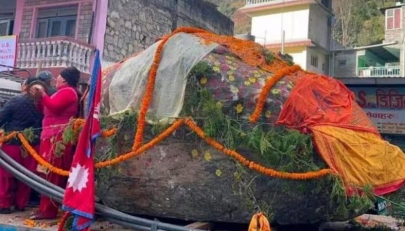 Shaligram stone reaches Gorakhnath temple in two huge trucks, devotees thronged to see