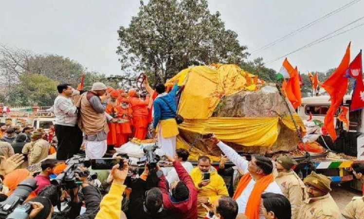 Shaligram stones arrive in Ayodhya, Ram devotees welcomed with flowers