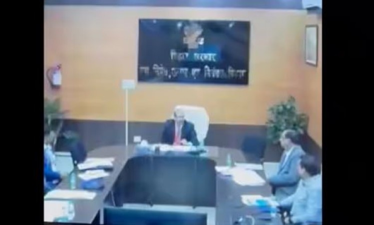IAS officer abuses Biharis at govt meeting, VIDEO goes viral
