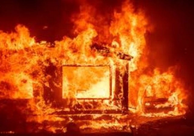 लखनऊ के सैनिटाइजर गोदाम में भड़की भीषण आग, लाखों का सामान जलकर ख़ाक