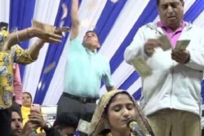 गुजराती भंजन गायिका ने चंद समय में 10 लाख रु, मंच पर किया ऐसा काम