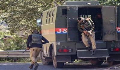 जम्मू कश्मीर में सुरक्षाबलों ने एक और आतंकी को किया ढेर, ऑपरेशन जारी