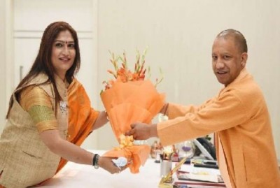 सीएम योगी ने गोरखपुर से भरा नामांकन, तिलक के लिए सवा किलो सोने का थाल लेकर आईं सोनम किन्नर