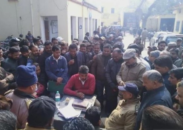 Argument between municipal employees and police in Roorkee, accused of issuing fake death certificate