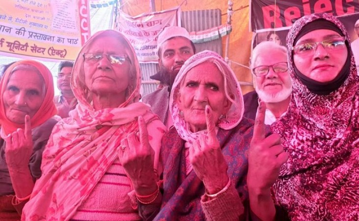 प्रोटेस्ट के बाद अब शाहीन बाग़ के बूथों पर उमड़ी मतदाताओं की भीड़