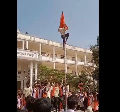 हिजाब विवाद: छात्रों ने लहराया भगवा झंडा, धारा 144 लागू