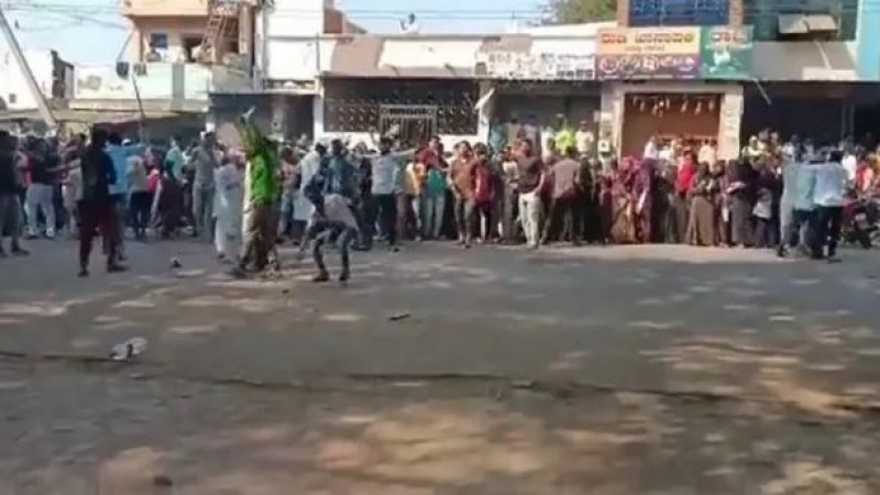 हिजाब विवाद: कर्नाटक में उग्र हुआ विरोध प्रदर्शन, पत्थरबाजी और झड़प की घटनाएं .. Video आया सामने
